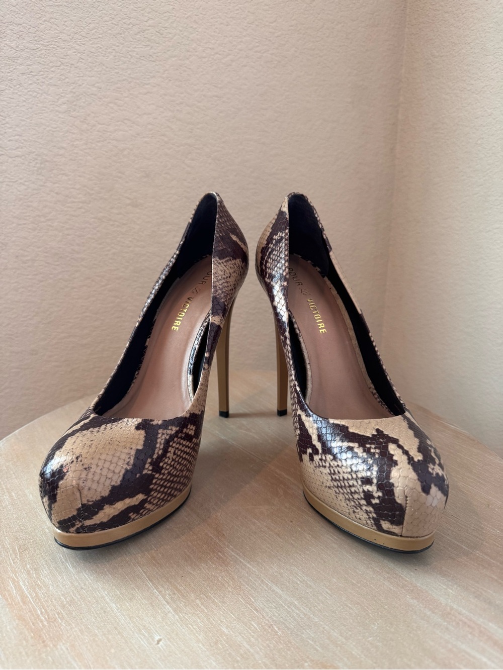 Pour La Victoire Zimmer Shadow Snake Platform Pump - Size 9.5 - NIB - $250